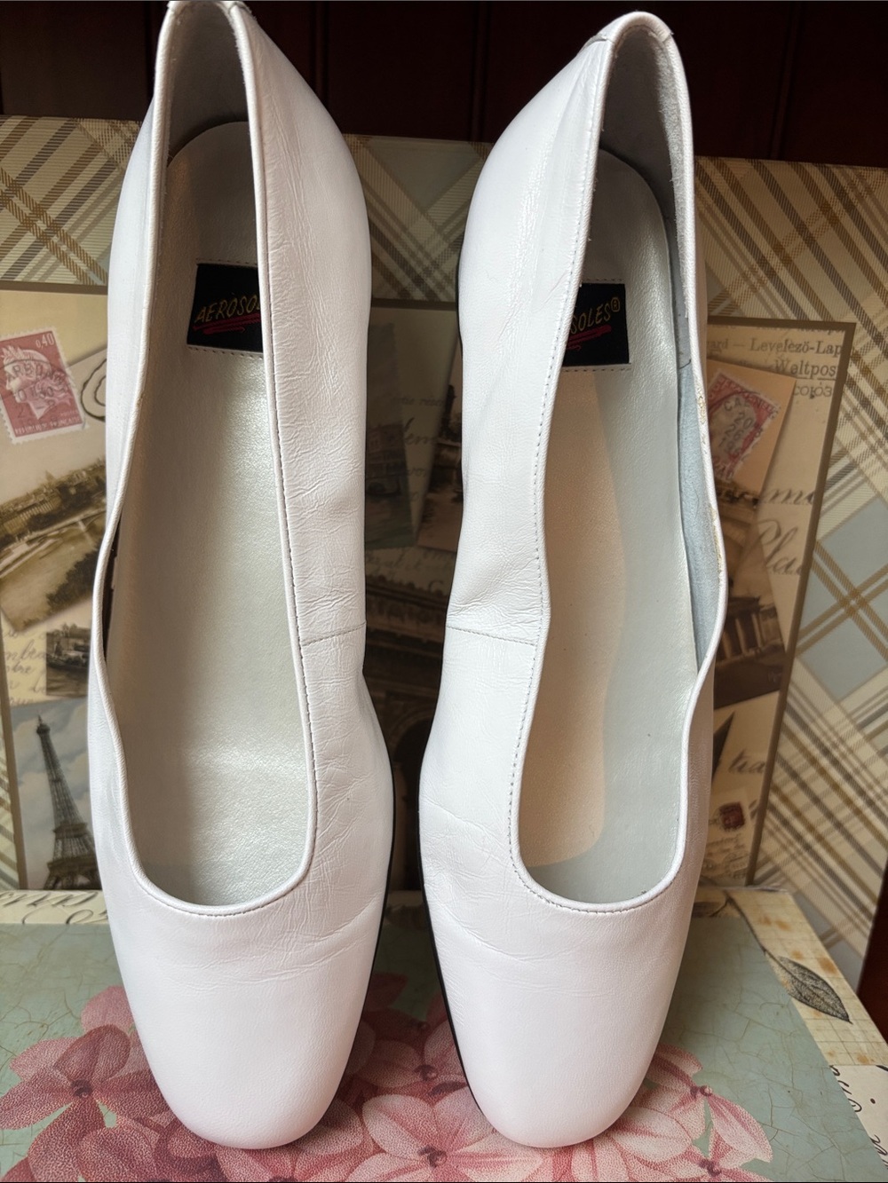 vintage white Aerosoles slip-on flats, featuring a classic round-toe silhouette